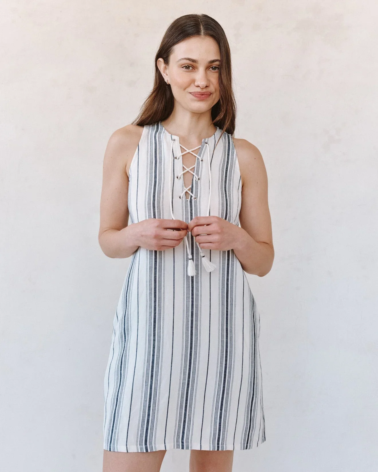 BELLA DAHL - SLEEVELESS LACE UP MINI DRESS - Image 2