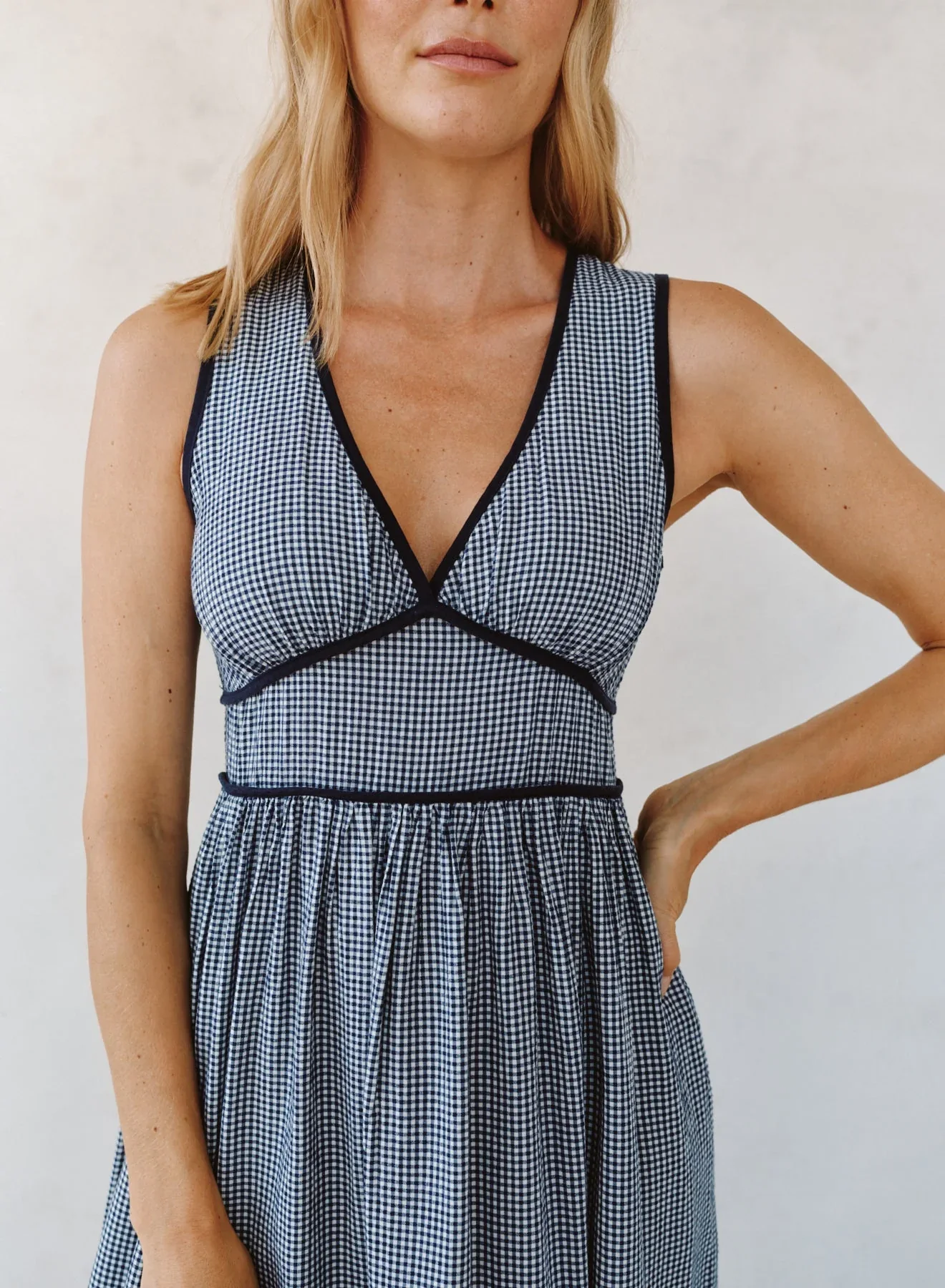 BELLA DAHL - WOMEN'S V-NECK MIDI DRESS - Image 3