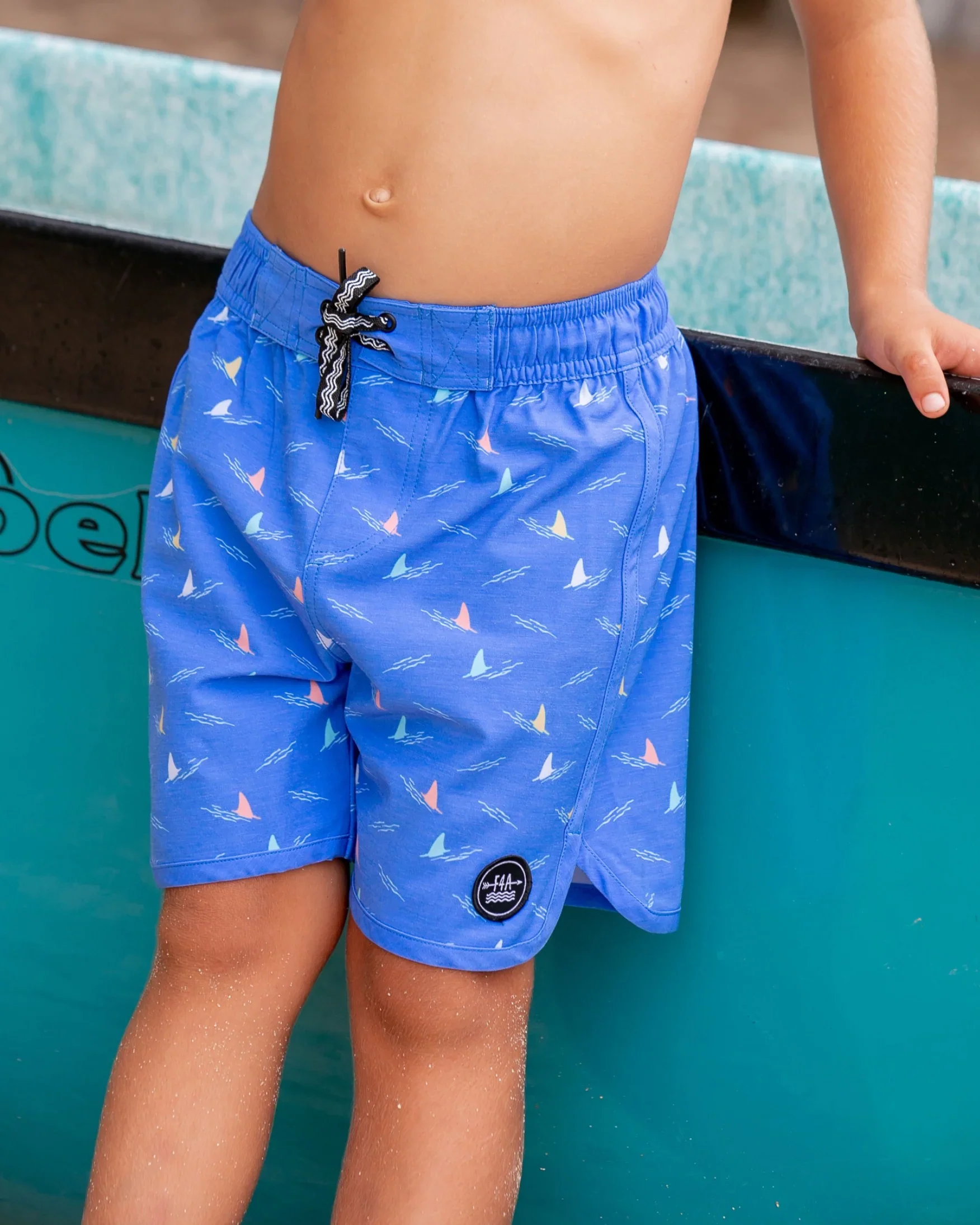 FEATHER 4 ARROW - KIDS SHARK FIN BOARDSHORT - Image 2