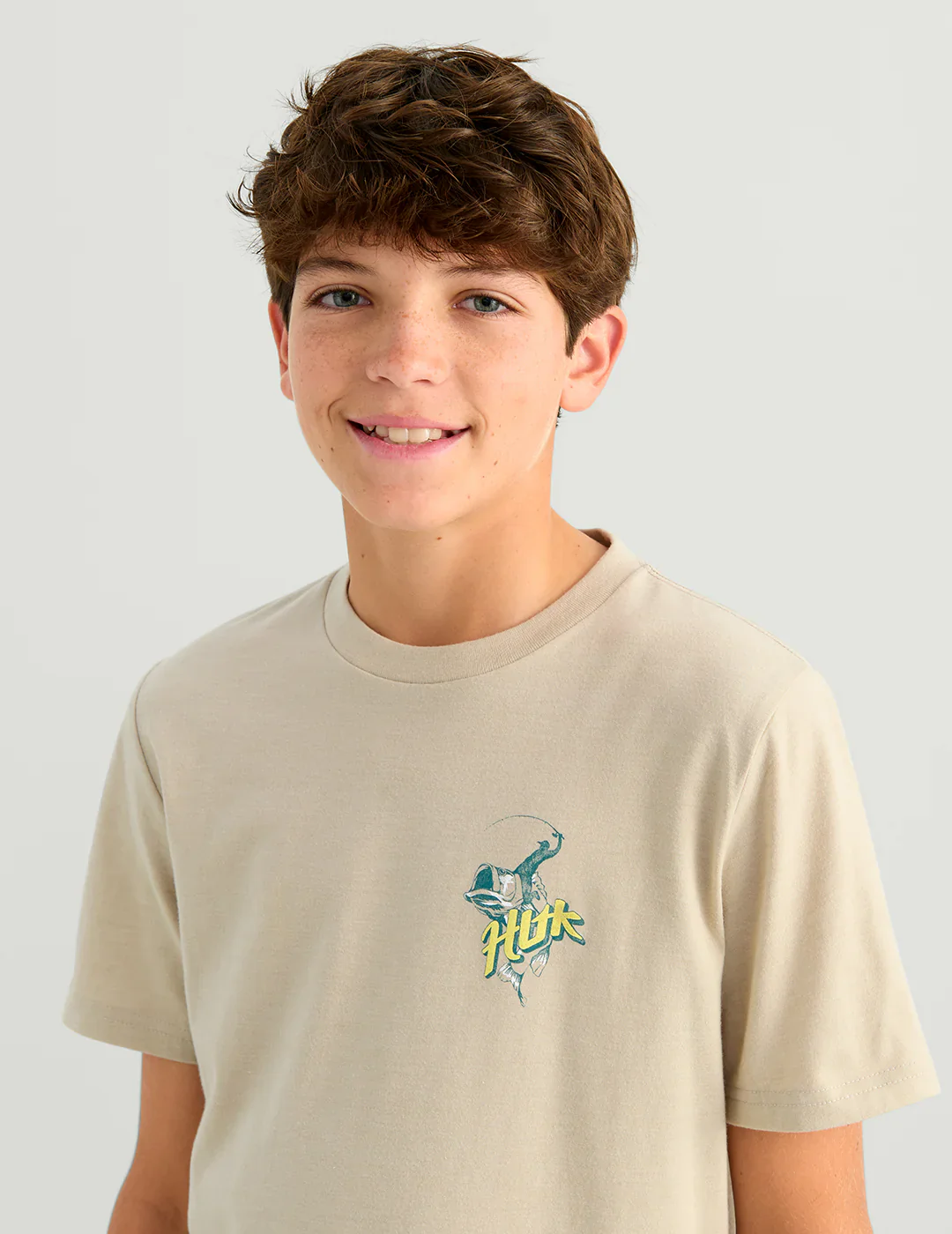 HUK - KIDS RODEO BASS TEE - Image 5