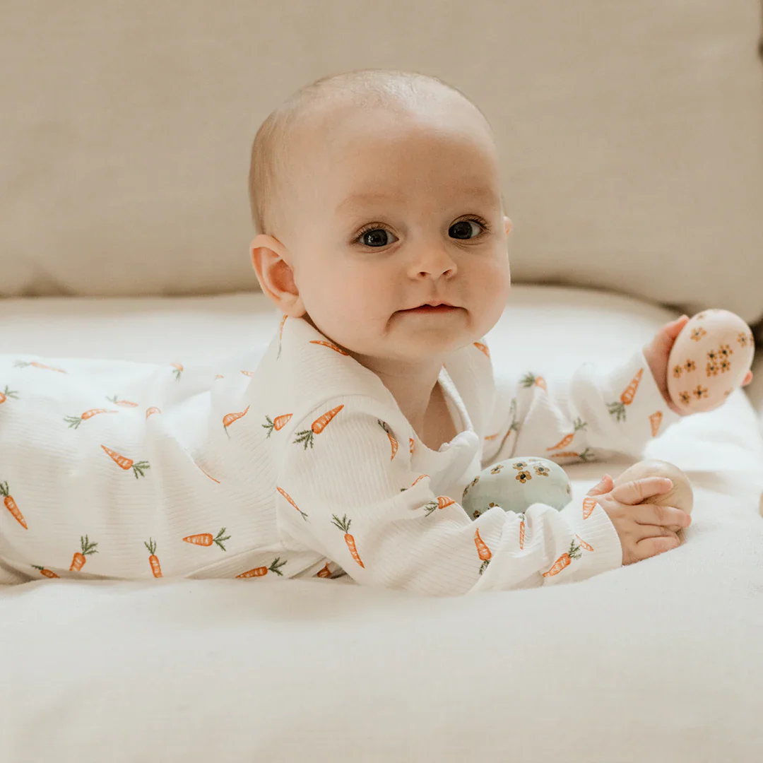PETIT LEM - Baby Carrots Print on Off-White Ribbed Sleeper - Image 3