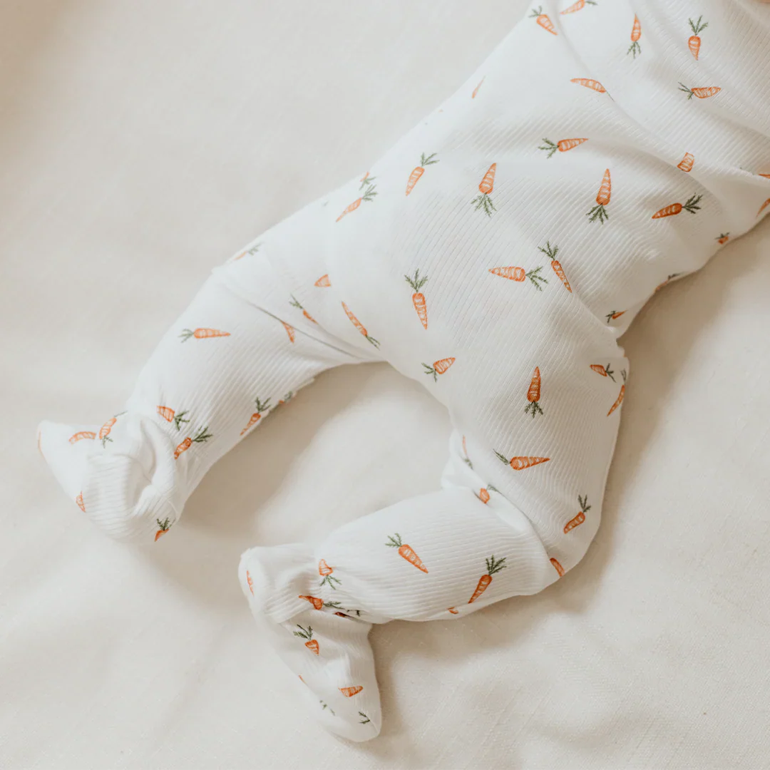 PETIT LEM - Baby Carrots Print on Off-White Ribbed Sleeper - Image 4