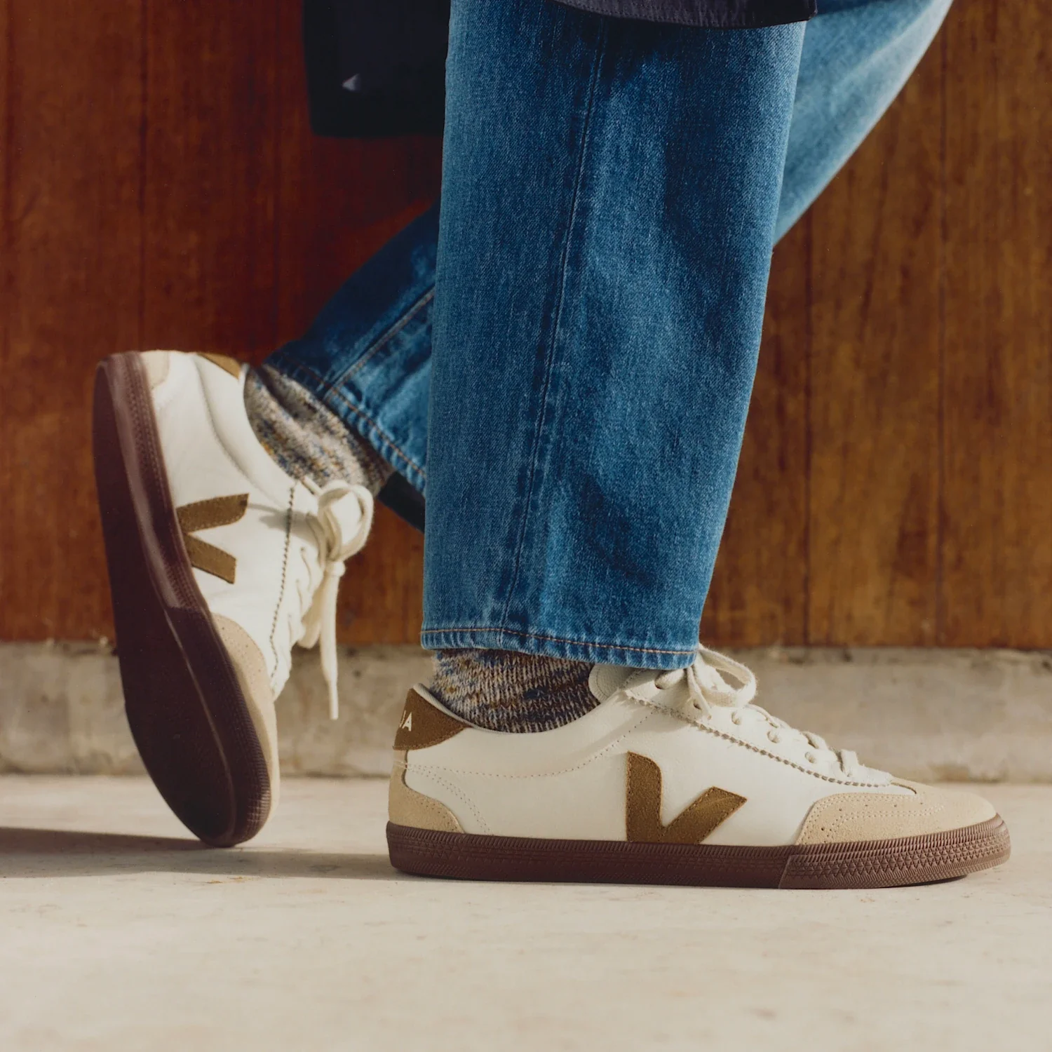 VEJA- WOMEN'S VOLLY LEATHER SNEAKER - Image 7